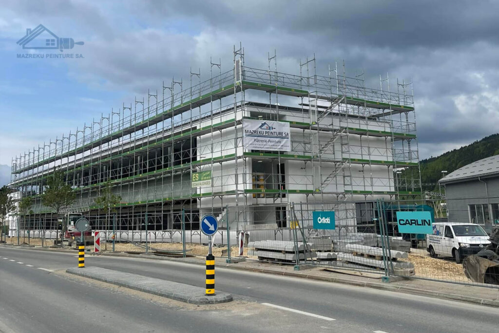 Chantier de rénovation de façade avec échafaudage