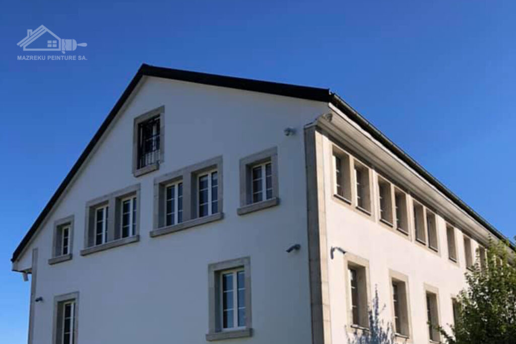 Bâtiment résidentiel avec façade rénovée