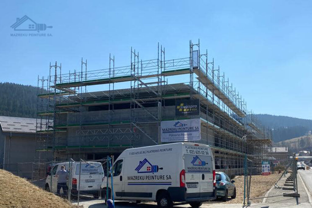 Véhicules Mazreku Peinture SA sur un chantier de façade