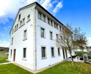 Façade blanche d'un bâtiment institutionnel