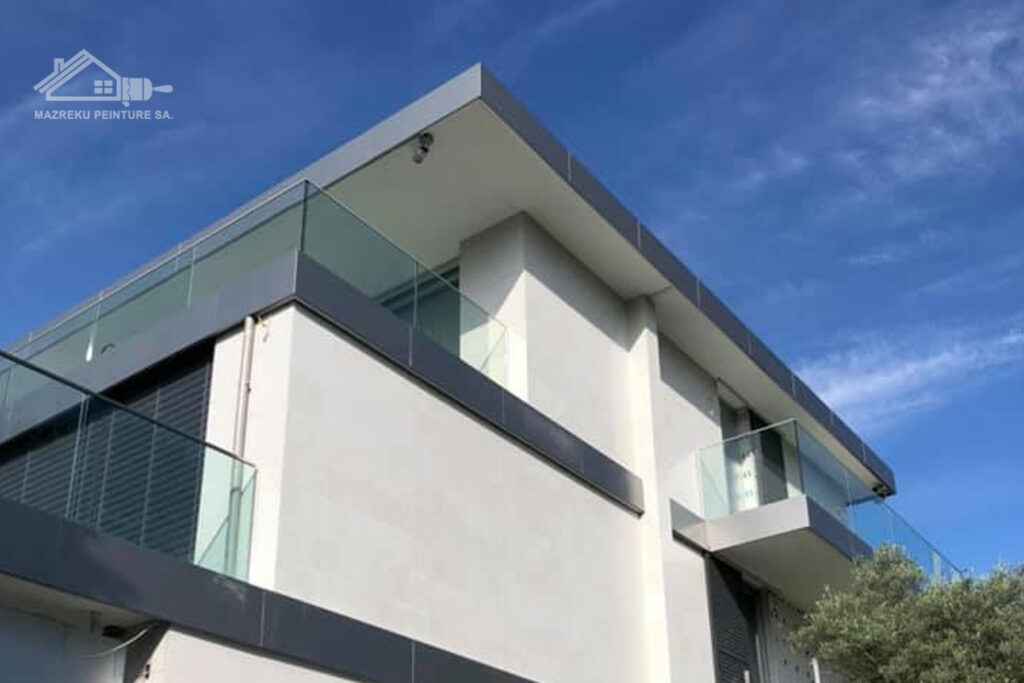 Façade moderne d'une villa avec garde-corps vitré