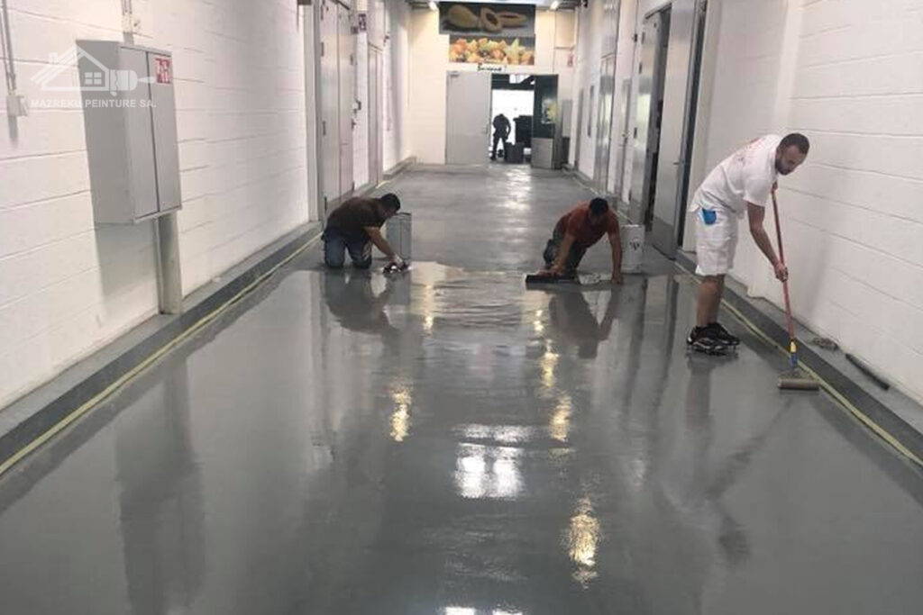 Application de résine dans un couloir industriel