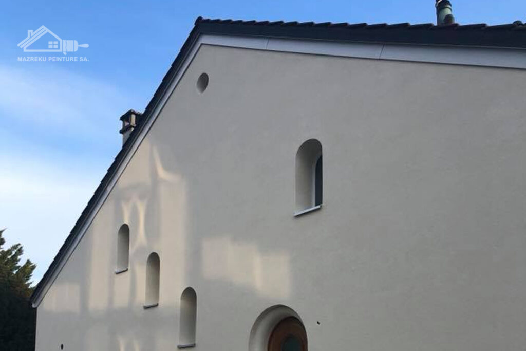 Détail architectural d'une façade crépie