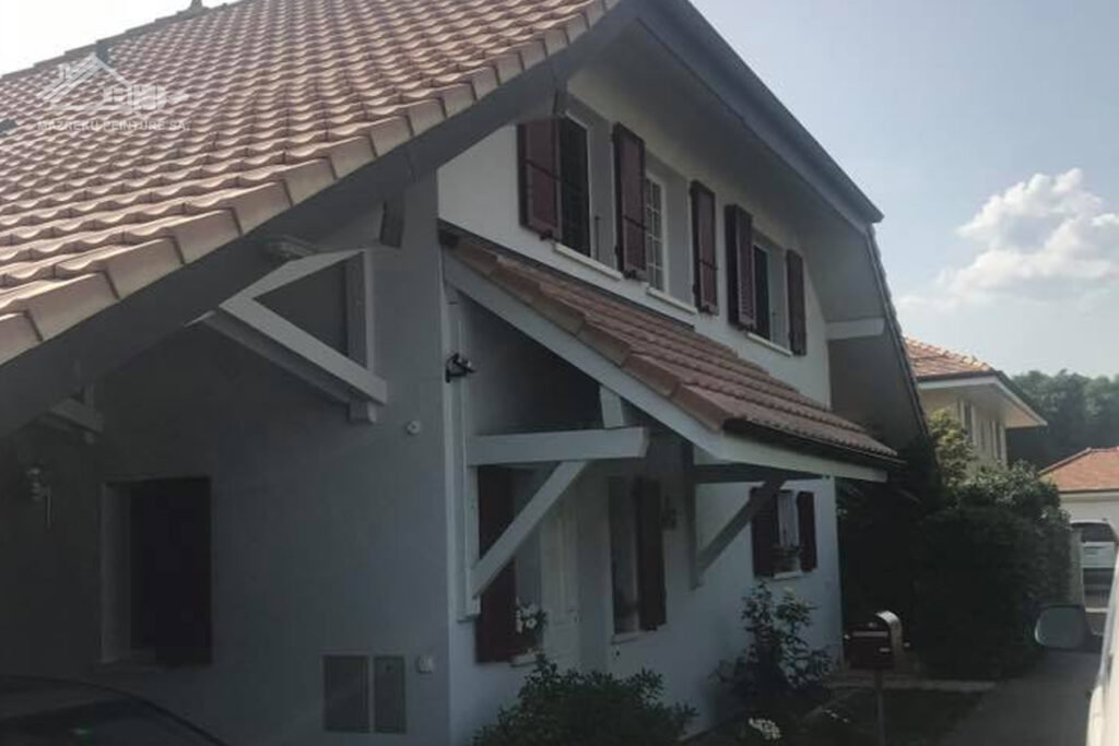 Façade d'une maison individuelle avec auvent