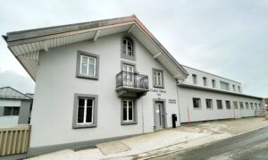 Façade rénovée d'un bâtiment de village